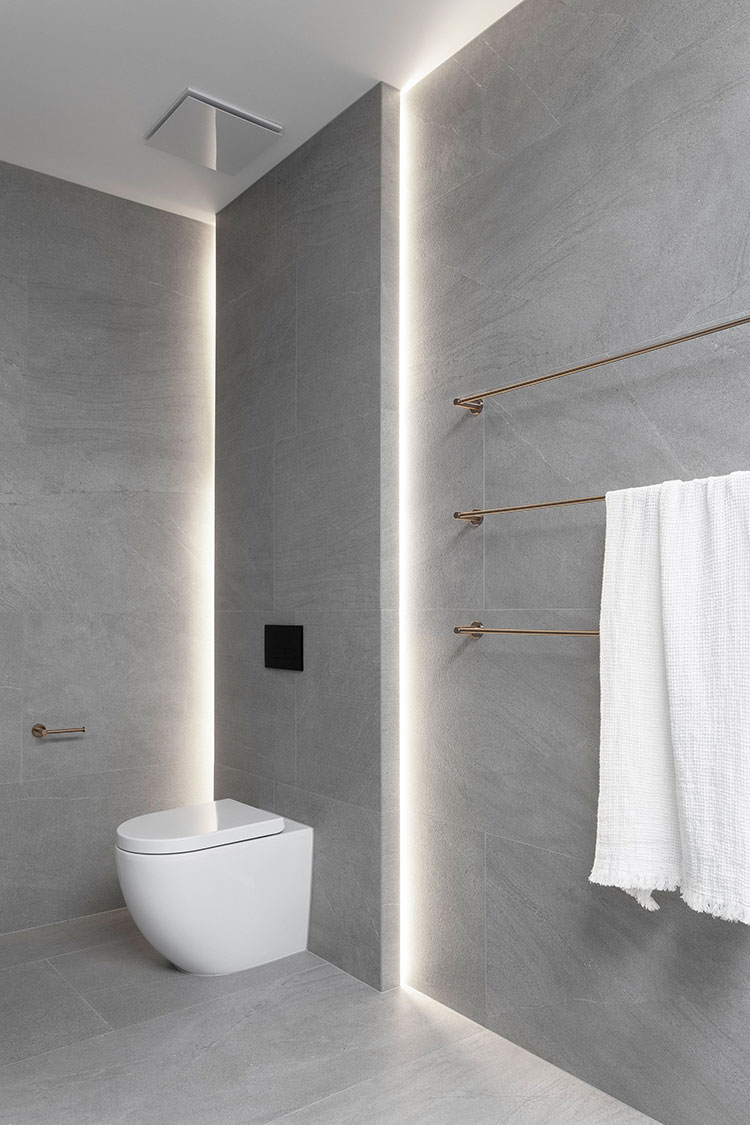 Idee per illuminare il soffitto del bagno con i led n.12