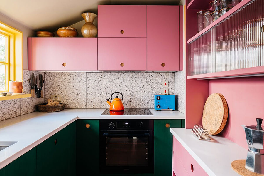 Idee cucina bicolore rosa e verde bosco