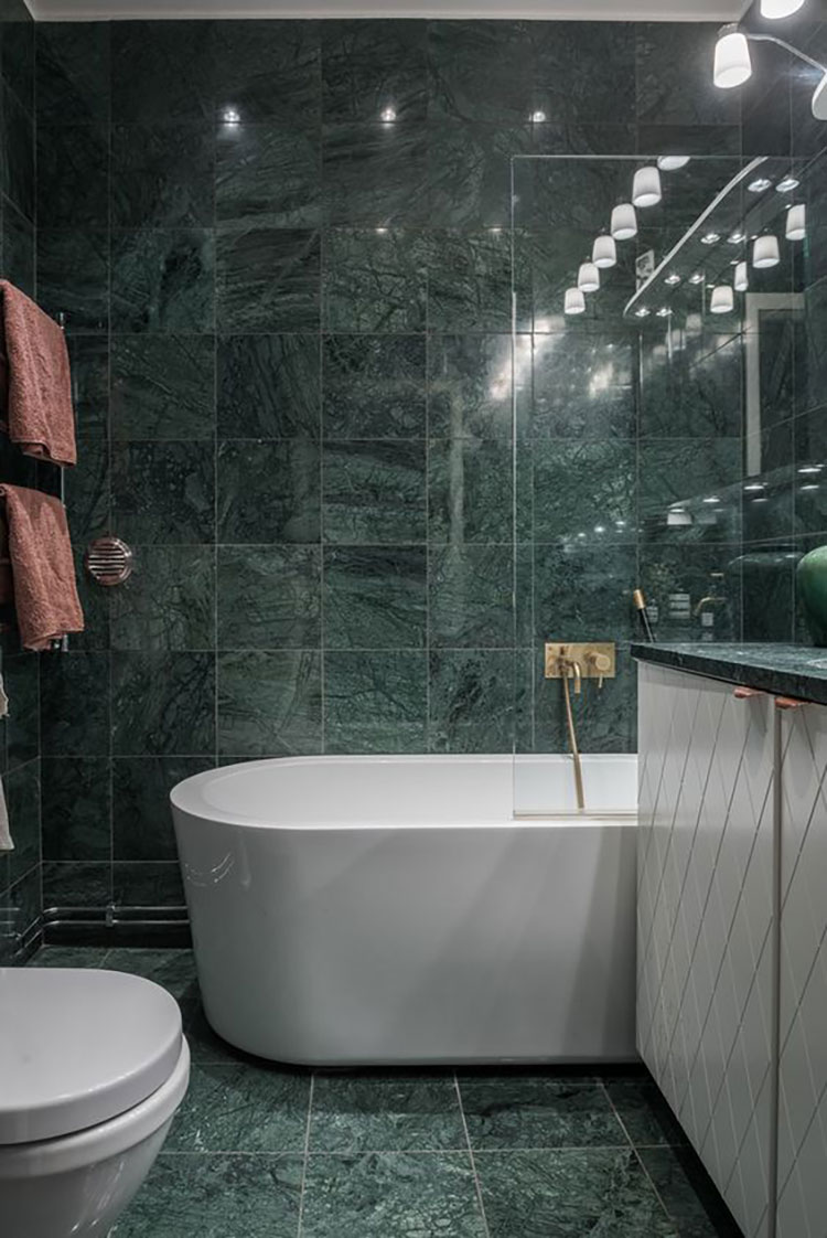 Idee per bagno piccolo effetto marmo n.06