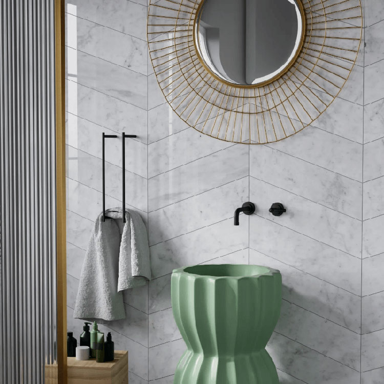 Idee per bagno piccolo effetto marmo n.11