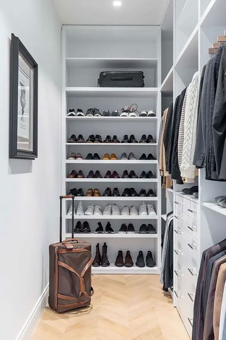 Idee per una cabina armadio stretta e lunga n.05