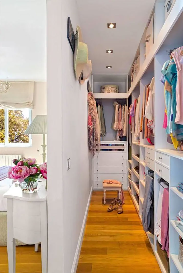 Idee per una cabina armadio stretta e lunga n.11