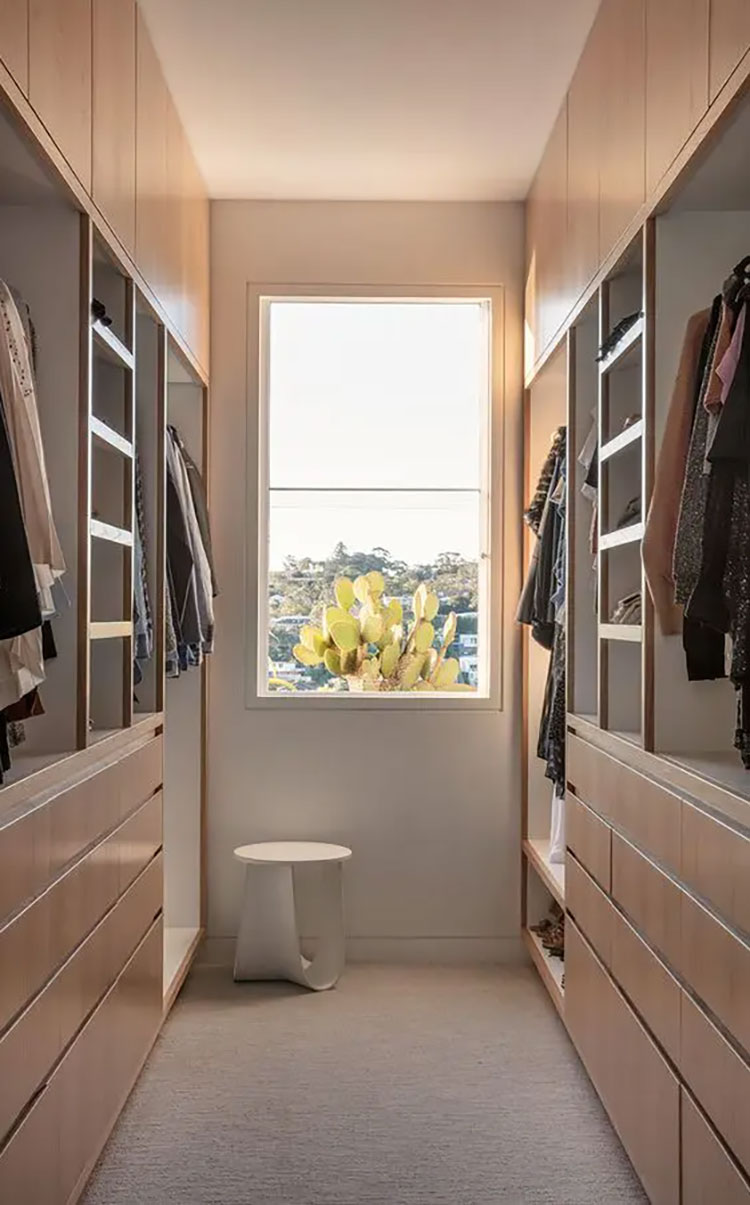 Idee per una cabina armadio stretta e lunga n.12