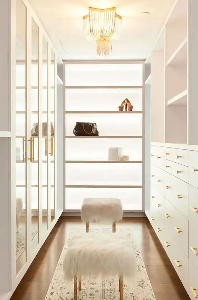 Idee per una cabina armadio stretta e lunga n.15