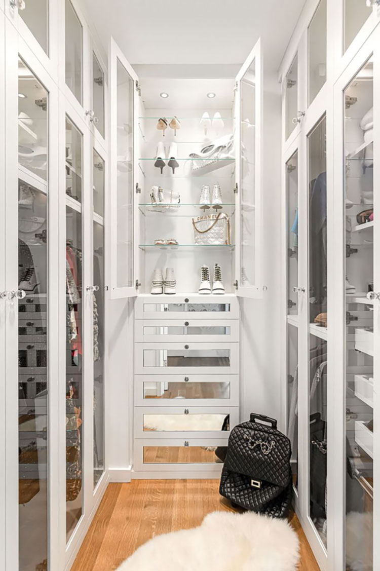 Idee per una cabina armadio stretta e lunga n.18