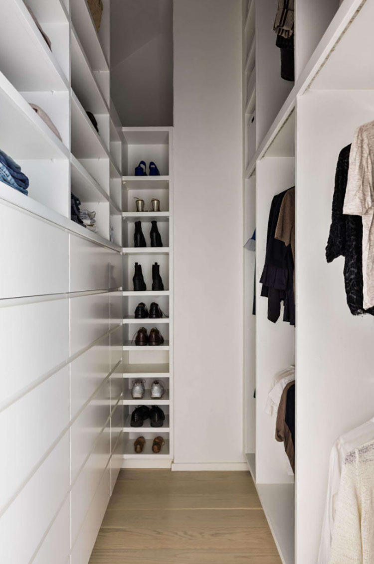 Idee per una cabina armadio stretta e lunga n.19