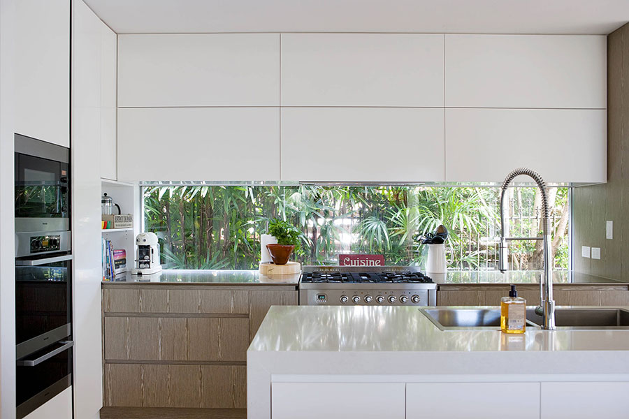 Idee per una cucina con finestra tra i pensili n.01