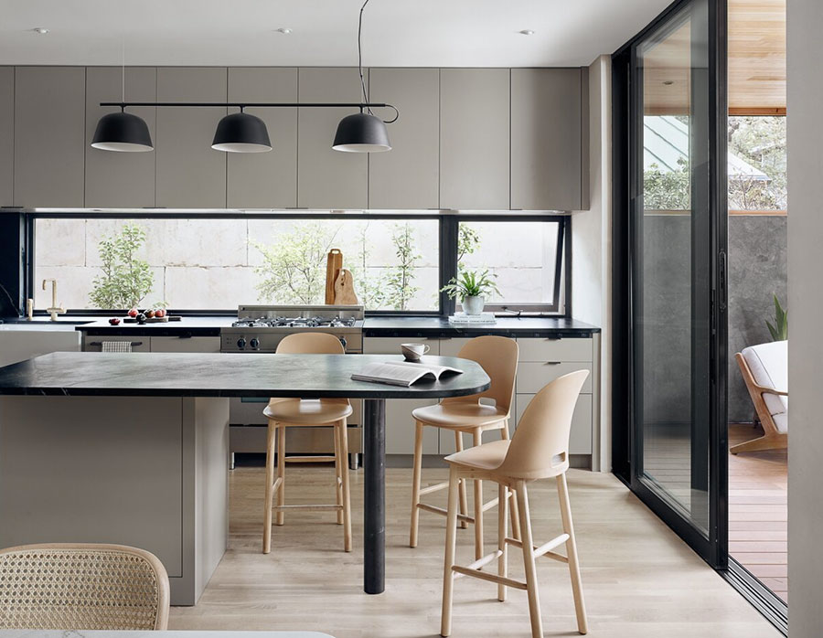 Idee per una cucina con finestra tra i pensili n.02