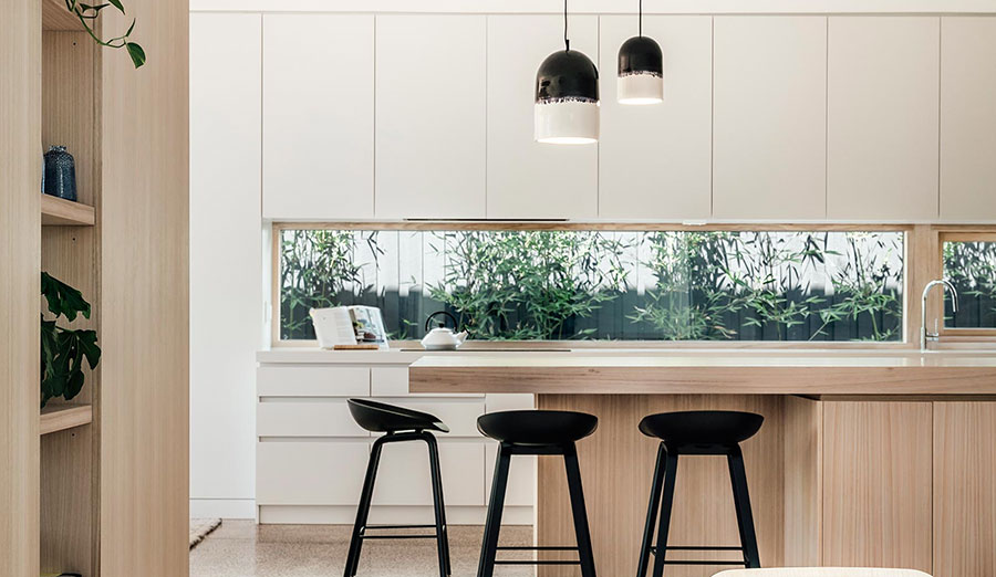 Cucina con finestra tra i pensili 03 Idee per una cucina con finestra tra i pensili n.03