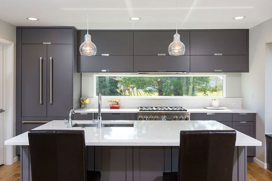 Idee per una cucina con finestra tra i pensili n.05