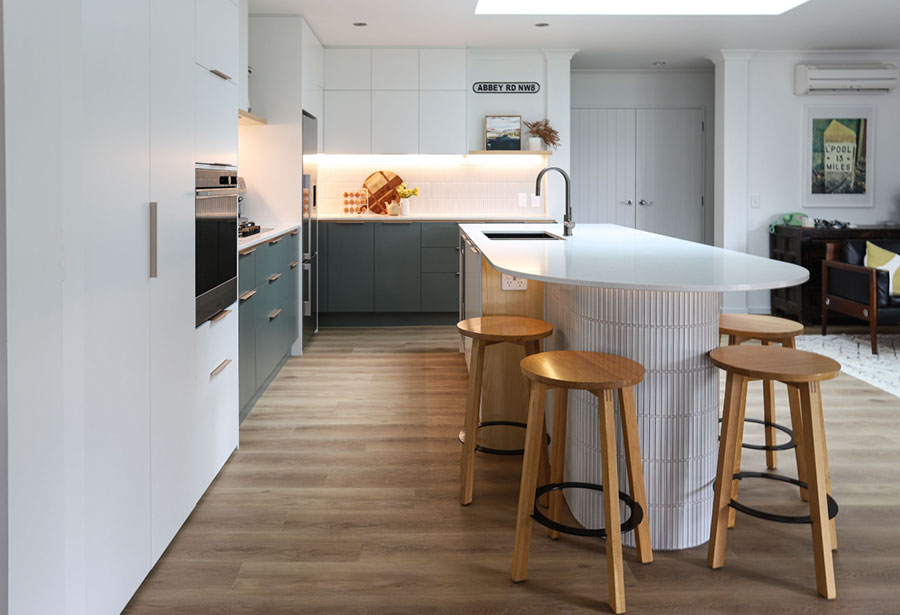 Soluzioni originali per la forma dell'isola della cucina n.4