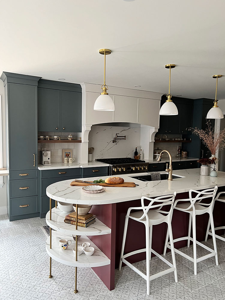 Soluzioni originali per la forma dell'isola della cucina n.6