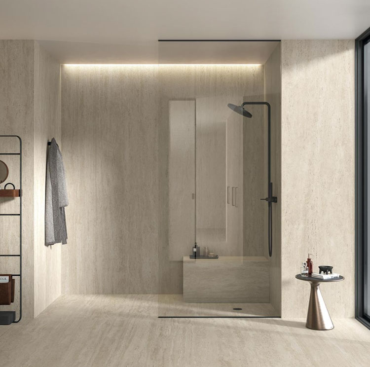 Bagno in travertino 05 Idee bagno in travertino moderno n.05