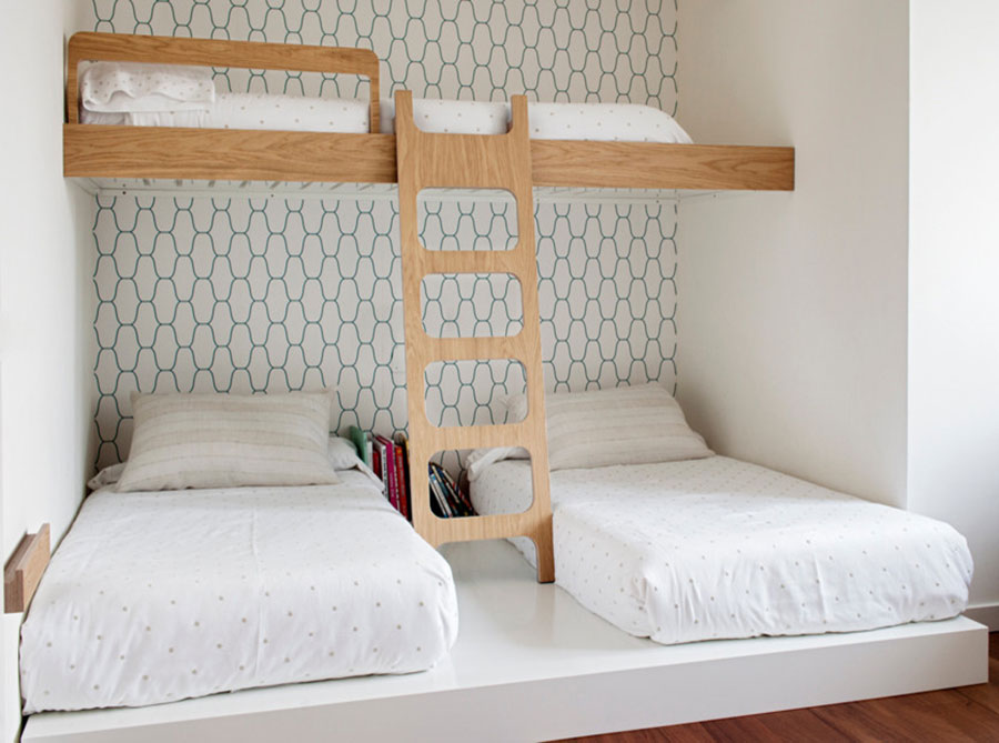 Idee di arredo per camerette dei bambini con tre letti in poco spazio n.2