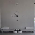 Orologio murale che trasforma il tempo in architettura
