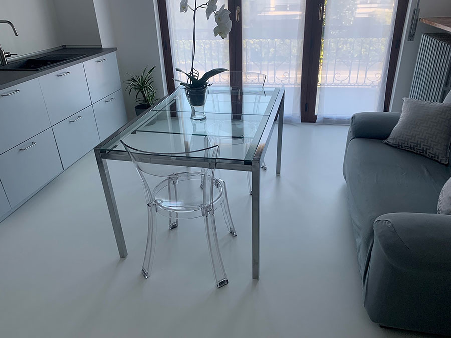 Idee pavimento per cucina in resina spatolato